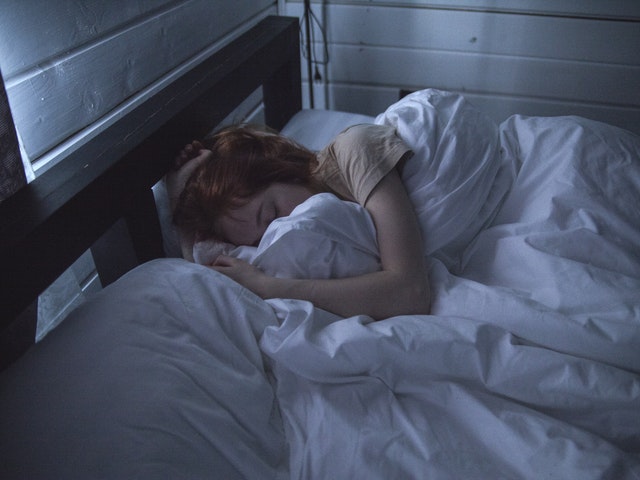Hon sover i sin säng